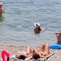 Ljudi potražili osvježenje u moru od nesnosnih vrućina
