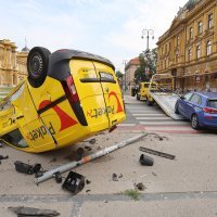 Sudar kombija pošte i auta