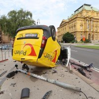 Sudar kombija pošte i auta