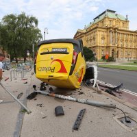 Sudar kombija pošte i auta