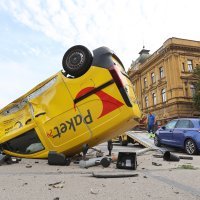 Sudar kombija pošte i auta