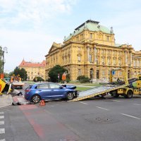 Sudar kombija pošte i auta