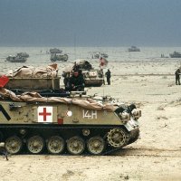 Odmor britanskog vojnika na FV432 tijekom Zaljevskog rata