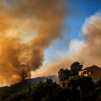 Požar koji je jučer buknuo iznad Tučepa proširio se u poslijepodnevnim satima na Podgoru i ostatak Biokova