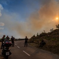 Požar koji je jučer buknuo iznad Tučepa proširio se u poslijepodnevnim satima na Podgoru i ostatak Biokova