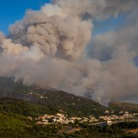 Požar koji je jučer buknuo iznad Tučepa proširio se u poslijepodnevnim satima na Podgoru i ostatak Biokova