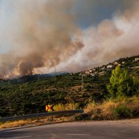 Požar koji je jučer buknuo iznad Tučepa proširio se u poslijepodnevnim satima na Podgoru i ostatak Biokova