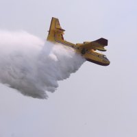 U gašenju požara u Tučepima sudjeluju i kanaderi