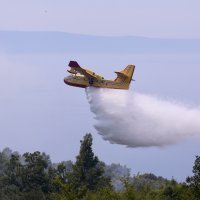 U gašenju požara u Tučepima sudjeluju i kanaderi