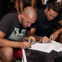 Prosvjed građana u znak podrške pretučenom vlasniku restorana Gariful na Hvaru