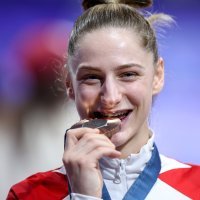 Lena Stojković na postolju i s olimpijskom broncom