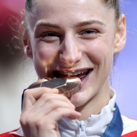 Lena Stojković na postolju i s olimpijskom broncom