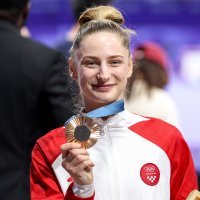 Lena Stojković na postolju i s olimpijskom broncom