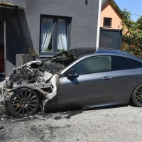 Na Peščenici izgorjeli automobili