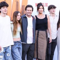 Mark Wahlberg sa suprugom i djecom