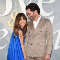 Kaley Cuoco i Tom Pelphrey