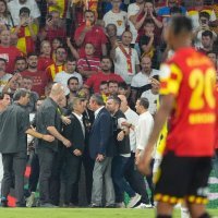 Neredi na utakmici Goztepe - Fenerbahče, kada je napadnut i Ali Koc