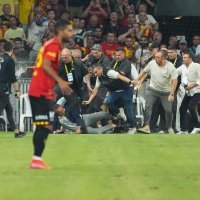 Neredi na utakmici Goztepe - Fenerbahče, kada je napadnut i Ali Koc