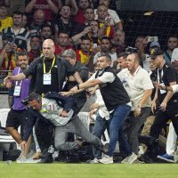 Neredi na utakmici Goztepe - Fenerbahče, kada je napadnut i Ali Koc