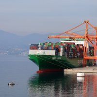 Kontejnerski brod u luci Rijeka