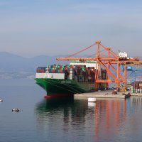 Kontejnerski brod u luci Rijeka