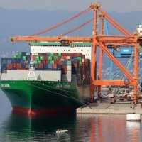 Kontejnerski brod u luci Rijeka