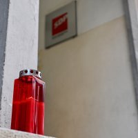 Ispred SDP-a postavljena crna zastava i lampion