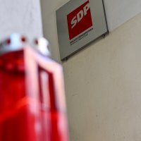 Ispred SDP-a postavljena crna zastava i lampion
