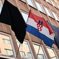 Ispred SDP-a postavljena crna zastava i lampion