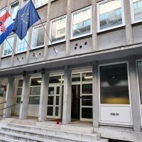 Ispred SDP-a postavljena crna zastava i lampion