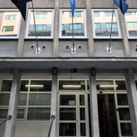 Ispred SDP-a postavljena crna zastava i lampion