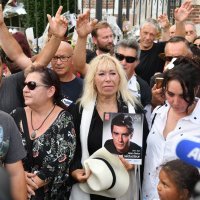 Obožavatelji na francuskom imanju Alaina Delona