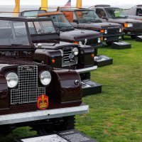 Land Rover i Range Rover vozila Njezinog Veličanstva na Pebble Beachu