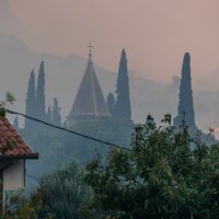 Žrnovnica: Vatra ušla u naselje