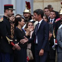 Francuski premijer na odlasku Gabriel Attal predaje dužnost Michelu Barnieru