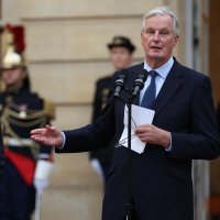 Francuski premijer na odlasku Gabriel Attal predaje dužnost Michelu Barnieru
