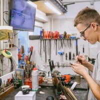 Jedan od dvojice puškara u servisu Rusan