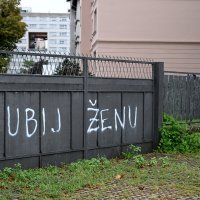 Grafit 'Ubij ženu' na ogradi URIHO-a u Držićevoj ulici
