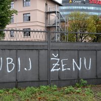 Grafit 'Ubij ženu' na ogradi URIHO-a u Držićevoj ulici