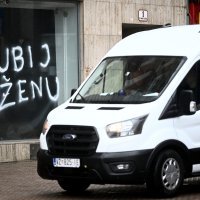 Grafit 'Ubij ženu' na izlogu na Trga bana Jelačića
