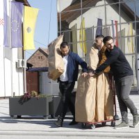 Josip Šarić - Istražitelji iznose dokumentaciju iz zgrade gradskog poglavarstva Otoka