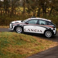 Šef Stellantisa Carlos Tavares za volanom Lancije Ypsilon Rally4 HF na stazi Balocco