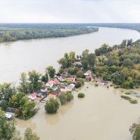 Pogled iz zraka na poplavljeno naselje Zeleni otok kod Batine