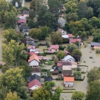 Pogled iz zraka na poplavljeno naselje Zeleni otok kod Batine