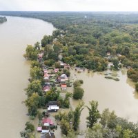Pogled iz zraka na poplavljeno naselje Zeleni otok kod Batine