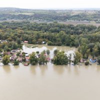 Pogled iz zraka na poplavljeno naselje Zeleni otok kod Batine