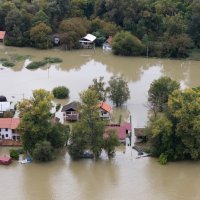 Pogled iz zraka na poplavljeno naselje Zeleni otok kod Batine