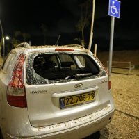 Oštećena vozila u Herzliji u iranskom napadu na Izrael