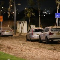 Oštećena vozila u Herzliji u iranskom napadu na Izrael
