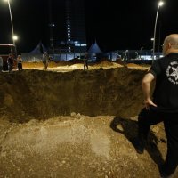 Oštećena vozila u Herzliji u iranskom napadu na Izrael